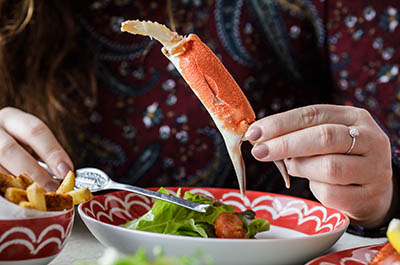 Spider crab claw with salad