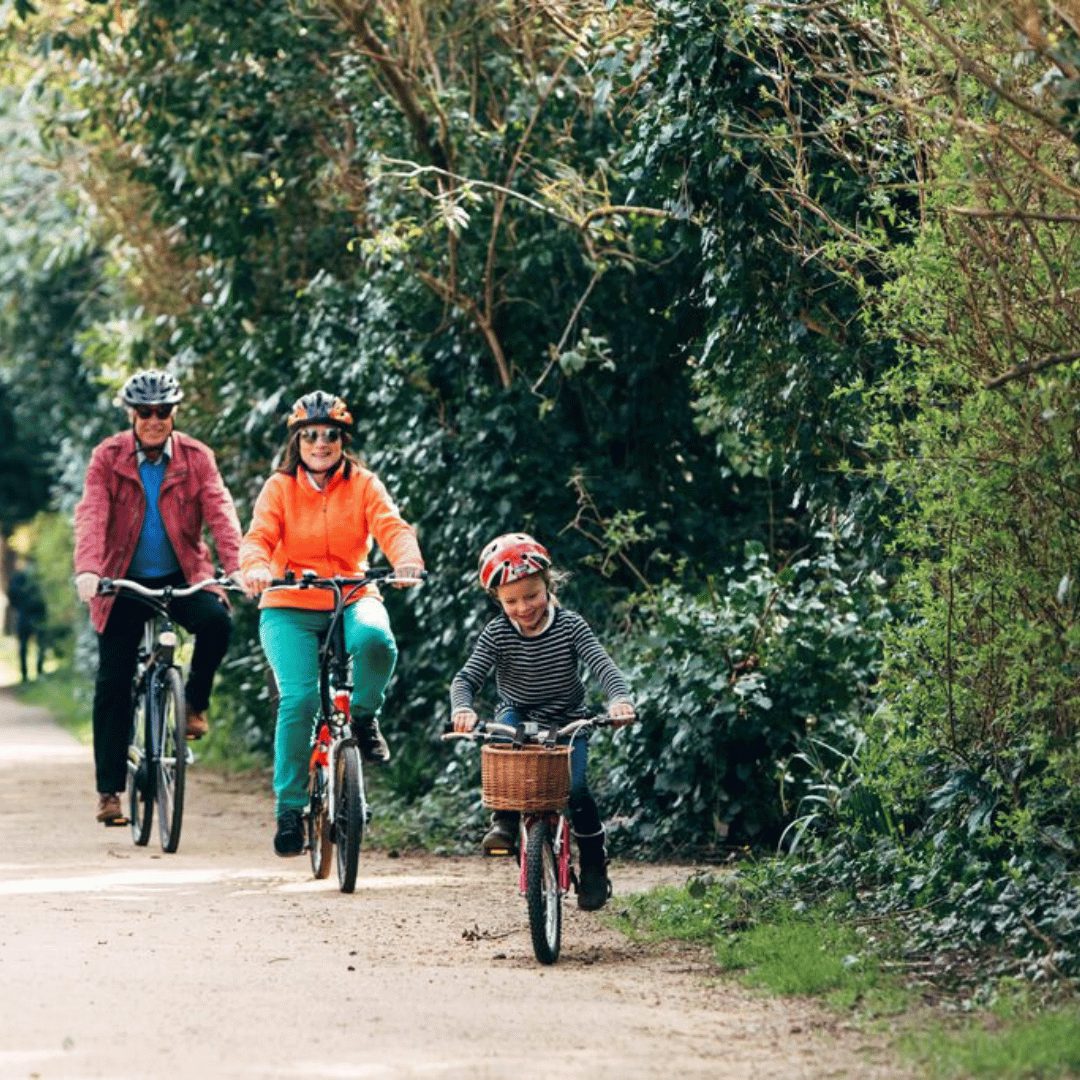 Green Travel - Cycling Family (1)